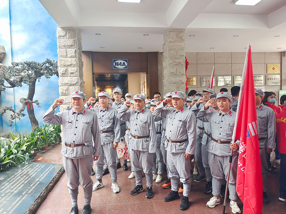 4口岸生长机关支部联合供应链支部赴句容茅山新四军纪念馆开展党史教育活动。。。在新四军纪念馆展馆大厅，，全体党员面临党旗，，高举右手重温入党誓词，，再次体会作为一名共产党员的责任感和使命感。。。.jpg